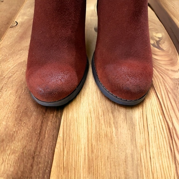 Clarks Women's Pause
Camelia Boot Size 8M Block
Heel Chelsea Red Suede Pull
On - Picture 3 of 12